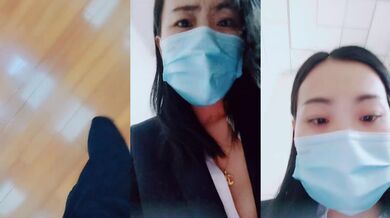 正在上班的公司女白领，制服诱惑逼里塞着跳蛋陪狼友骚，听狼友指挥到厕所小秀一下，揉奶玩逼跳蛋抽插呻吟